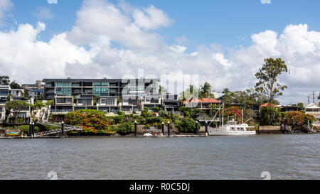 Logement de Luxe avec moorings, rive, fleuve de Brisbane, Australie. Banque D'Images