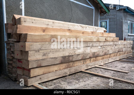 Bois en pin naturel pile de planches de bois brut sur chantier. Matériaux de construction industrielle de bois pour la menuiserie, la construction, la réparation et fu Banque D'Images