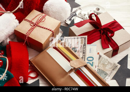 Vendredi noir la vente. Cartes de crédit et de l'argent dans votre portefeuille, sacs en papier avec des vêtements, des bas, des boîtes-cadeaux, bijoux blanc sur fond rustique.boutique de Noël Banque D'Images