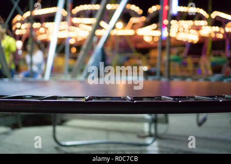 Trampoline Bungee dans un parc d'attractions de nuit. Banque D'Images