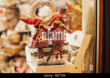 Les jouets de Noël rustique, les elfes et les gnomes des cadeaux sur fenêtre dans European city street. Décorations de fête simple et d'illumination en vacances d'hiver à remorquer Banque D'Images