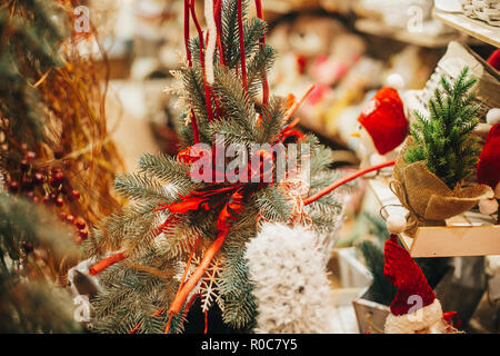 Arbre de Noël rustique avec des jouets sur fenêtre dans European city street. Décorations de fête simple et l'éclairage en hiver vacances en ville. Présente o Banque D'Images