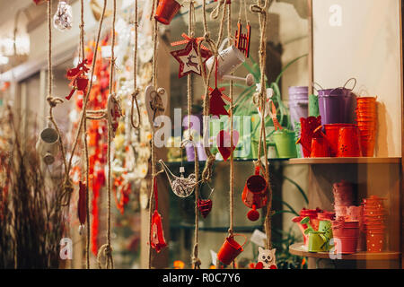 Ornements de Noël rustique,arbres, jouets sur fenêtre dans European city street. Décorations de fête simple et l'éclairage en hiver vacances en ville. Woo Banque D'Images