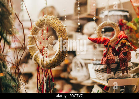 Couronne de Noël rustique, les elfes et les gnomes des cadeaux sur fenêtre dans European city street. Décorations de fête simple et l'éclairage en hiver vacances en Banque D'Images