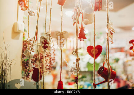 Ornements de Noël rustique,arbres, jouets sur fenêtre dans European city street. Décorations de fête simple et l'éclairage en hiver vacances en ville. Woo Banque D'Images