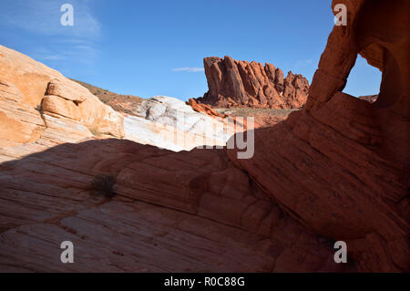 NV00085-00 - NEVADA...Une petite fenêtre entourée de couleur multi-couches de grès trouvés dans la région de Valley of Fire State Park. Banque D'Images