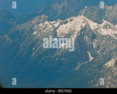 Vue d'avion du nord des Cascades, également connu sous le nom de la ceinture de feu du Pacifique, en raison des nombreux volcans qui s'y trouve. Banque D'Images