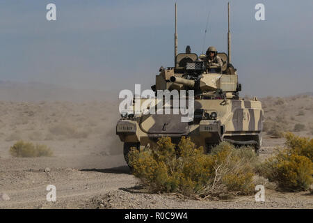 11e Régiment de cavalerie blindée Troopers passer au poste de combat dans la première bataille contre la 3e Brigade Combat Team, 4e Division d'infanterie au cours de la rotation 19-02 au Centre National d'entraînement/ Fort Irwin, en Californie le 28 octobre 2018. Cette bataille à l'épreuve la capacité de l'unité de rotation de sa capacité de combattre une zone ouverte canada bataille contre une force par les pairs près de. Banque D'Images