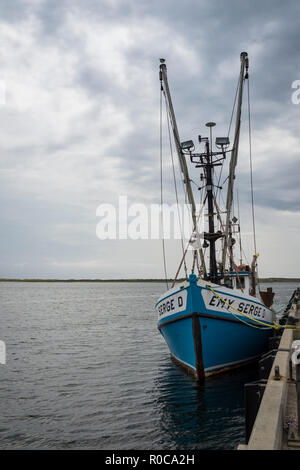 Bateau de pêche 'Emy Serge D' attaché dans le port de Havre-Aubert aux Îles de la Madeleine, Québec, Canada. Banque D'Images