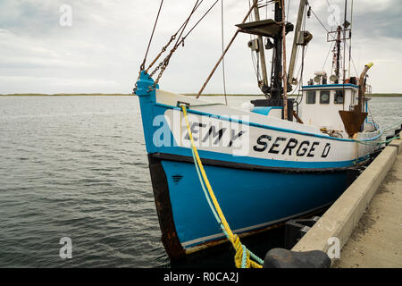 Bateau de pêche 'Emy Serge D' attaché dans le port de Havre-Aubert aux Îles de la Madeleine, Québec, Canada. Banque D'Images