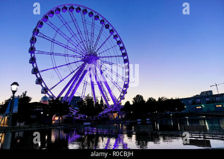 Allumé roue (roue d'observation) dans le vieux port à l'heure bleue d'un soir d'été à Montréal, Québec, Canada Banque D'Images