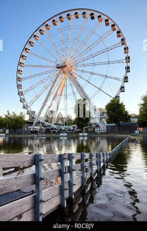 Montréal, Canada - Juin 2018 : Grande Roue de Montréal (La Grande Roue de Montréal) et le lac au coucher du soleil. Banque D'Images