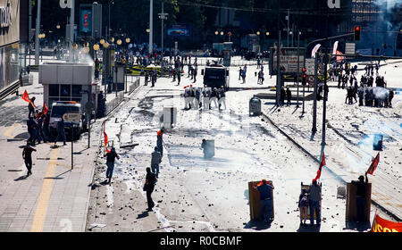Derrière les barricades, les manifestants luttant contre la police avec des pierres dans la rue pendant les manifestations du parc Gezi à Ankara, Turquie Banque D'Images
