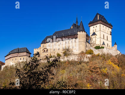 Kralovsky hrad Karlštejn, Cesky kras, Stredocesky kraj, Ceska Republika / château royal gothique Karlstejn près de Prague, la Bohême Centrale, République Tchèque Banque D'Images