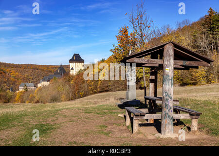 Kralovsky hrad Karlštejn, Cesky kras, Stredocesky kraj, Ceska Republika / château royal gothique Karlstejn près de Prague, la Bohême Centrale, République Tchèque Banque D'Images