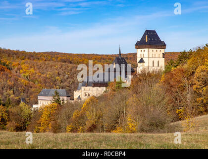 Kralovsky hrad Karlštejn, Cesky kras, Stredocesky kraj, Ceska Republika / château royal gothique Karlstejn près de Prague, la Bohême Centrale, République Tchèque Banque D'Images