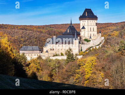 Kralovsky hrad Karlštejn, Cesky kras, Stredocesky kraj, Ceska Republika / château royal gothique Karlstejn près de Prague, la Bohême Centrale, République Tchèque Banque D'Images