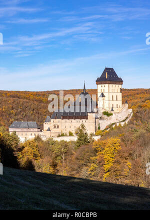 Kralovsky hrad Karlštejn, Cesky kras, Stredocesky kraj, Ceska Republika / château royal gothique Karlstejn près de Prague, la Bohême Centrale, République Tchèque Banque D'Images