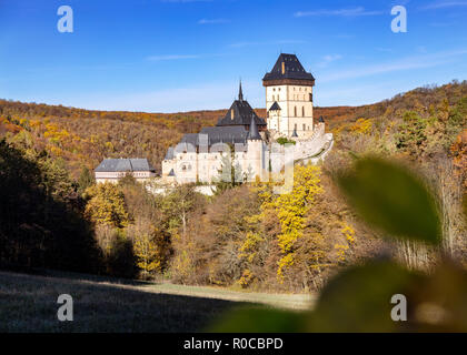 Kralovsky hrad Karlštejn, Cesky kras, Stredocesky kraj, Ceska Republika / château royal gothique Karlstejn près de Prague, la Bohême Centrale, République Tchèque Banque D'Images