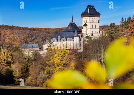 Kralovsky hrad Karlštejn, Cesky kras, Stredocesky kraj, Ceska Republika / château royal gothique Karlstejn près de Prague, la Bohême Centrale, République Tchèque Banque D'Images