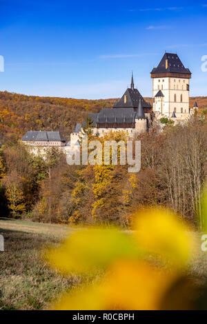 Kralovsky hrad Karlštejn, Cesky kras, Stredocesky kraj, Ceska Republika / château royal gothique Karlstejn près de Prague, la Bohême Centrale, République Tchèque Banque D'Images