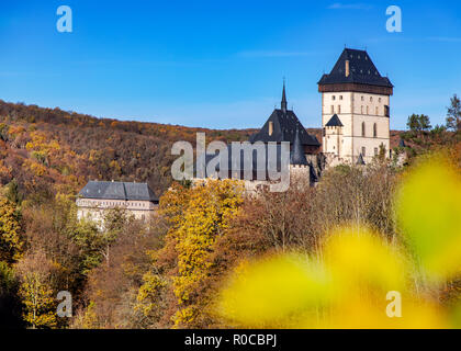 Kralovsky hrad Karlštejn, Cesky kras, Stredocesky kraj, Ceska Republika / château royal gothique Karlstejn près de Prague, la Bohême Centrale, République Tchèque Banque D'Images