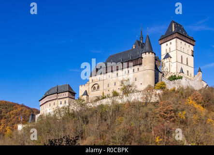 Kralovsky hrad Karlštejn, Cesky kras, Stredocesky kraj, Ceska Republika / château royal gothique Karlstejn près de Prague, la Bohême Centrale, République Tchèque Banque D'Images