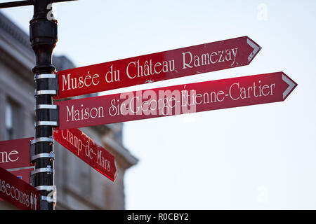 Panneau rouge indiquant musée du château, maison ramazay sir George Etienne Cartier et champ de mars rue n Montréal, Canada Banque D'Images