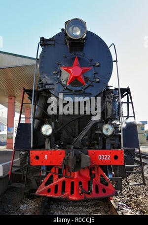 Locomotive à vapeur série rétro russe avec symbole de l'ancien état de l'URSS et les roues rouges. Partie d'un train rétro Banque D'Images