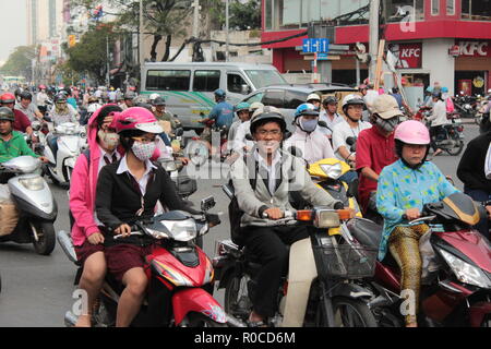 Scooter Saigon - Trafic routier occupé avec beaucoup de motos et de scooter, Ho Chi Minh City, Vietnam Banque D'Images