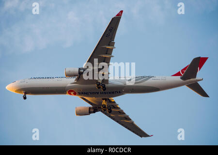 Turkish Airlines Airbus A330-300 dans ciel de Istanbul, Turquie Banque D'Images