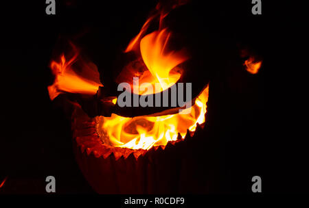 Un halloween citrouille sur le feu de l'intérieur, UK Banque D'Images