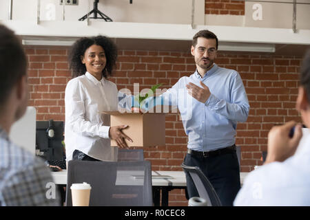 Friendly de pdg de la société africaine en accueillant l'employé multiraciale o Banque D'Images