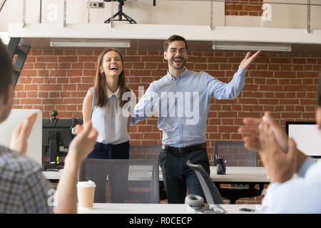 Chef d'équipe employé féliciter excité avec promotion pendant Banque D'Images