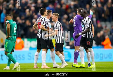 Le Newcastle United Federico Fernandez (à gauche) du Newcastle United Matt Ritchie et Newcastle United's Mohamed Diamé (à droite) célèbrent après le coup de sifflet final de la Premier League match à St James' Park, Newcastle. Banque D'Images