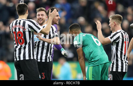 (De gauche à droite) du Newcastle United Federico Fernandez, Paul Dummett, Martin Dubravka et Mohamed Diamé célèbrent après le coup de sifflet final de la Premier League match à St James' Park, Newcastle. Banque D'Images