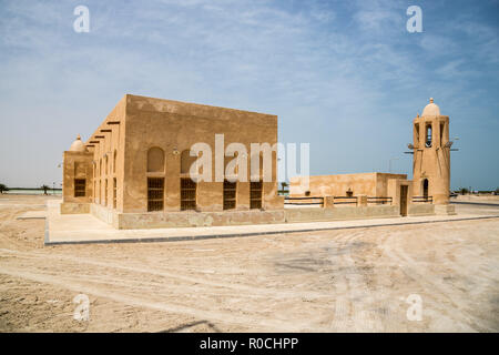 Vieille mosquée avec un minaret à Al Thakhira (Al Thakhira), Qatar, construit à partir de la roche de corail et de calcaire et cimentés par un mortier de terre. Banque D'Images