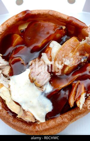 Dîner rôti à emporter avec un mélange de viande et de la sauce servie dans un immense Yorkshire pudding Banque D'Images