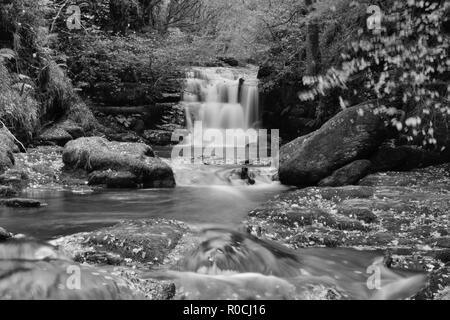 Une longue exposition de la grande cascade à Watersmeet au Devon Banque D'Images