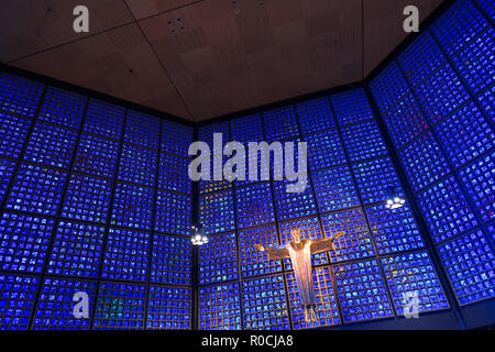 Berlin Allemagne - maître-autel à l'empereur Guillaume moderne - Gedachtnis Kirche bâtiment de l'église Banque D'Images