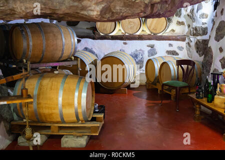 Des tonneaux de bois de chêne dans la cave à Banque D'Images