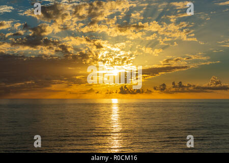 Magnifique coucher de soleil sur la mer sans fin avec reflet dans l'eau Banque D'Images