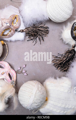 Nouvelle année de vie toujours avec des masques et des balles molles, masque de carnaval, des jouets de Noël dans la nouvelle année du décor, couleurs pastel Banque D'Images