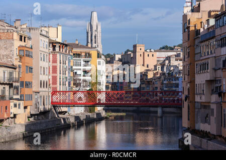 Tour Eiffel Pont sur Rio Onyar Ciudad Vieja, la vieille ville avec des maisons colorées, Gérone, Catalogne, Espagne Banque D'Images