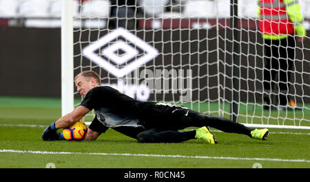 Joe Hart, gardien de but de Burnley, lors de l'échauffement avant le match de la Premier League au London Stadium, Londres. APPUYEZ SUR ASSOCIATION photo. Date de la photo: Samedi 3 novembre 2018. Voir PA Story FOOTBALL West Ham. Le crédit photo devrait se lire: Steven Paston/PA Wire. RESTRICTIONS : aucune utilisation avec des fichiers audio, vidéo, données, listes de présentoirs, logos de clubs/ligue ou services « en direct » non autorisés. Utilisation en ligne limitée à 120 images, pas d'émulation vidéo. Aucune utilisation dans les Paris, les jeux ou les publications de club/ligue/joueur unique. Banque D'Images