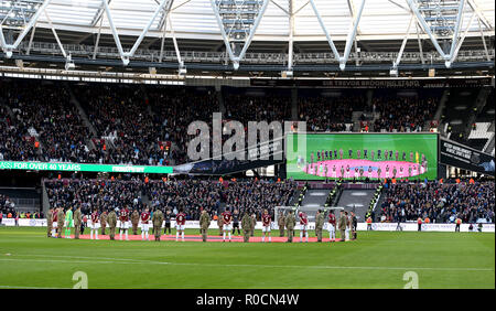 Les joueurs de West Ham United et Burnley se tiennent avec des membres des forces armées pendant une minute de silence pour le dimanche du souvenir et les victimes de l'accident de l'hélicoptère de Leicester City pendant le match de la Premier League au London Stadium, Londres. APPUYEZ SUR ASSOCIATION photo. Date de la photo: Samedi 3 novembre 2018. Voir PA Story FOOTBALL West Ham. Le crédit photo devrait se lire: Steven Paston/PA Wire. RESTRICTIONS : aucune utilisation avec des fichiers audio, vidéo, données, listes de présentoirs, logos de clubs/ligue ou services « en direct » non autorisés. Utilisation en ligne limitée à 120 images, pas d'émulation vidéo. Aucune utilisation dans les Paris, le jeu Banque D'Images