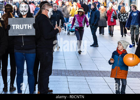 Anonyme pour le cube sans voix de vérité à Southend sur Cube International 24. Les manifestants pour les droits des animaux dans High Street, Southend on Sea, Essex, UK Banque D'Images