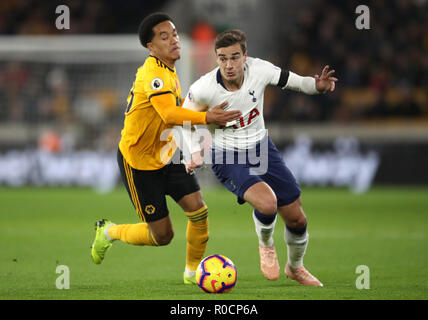 Wolverhampton Wanderers' Helder Costa (à gauche) et Tottenham Hotspur Harry de winks pour bataille pour la balle au cours de la Premier League match à Molineux, Wolverhampton. Banque D'Images