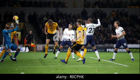 Tottenham Hotspur est Lucas Moura (deuxième à droite) marque son deuxième but de côtés du jeu pendant le premier match de championnat à Molineux, Wolverhampton. Banque D'Images