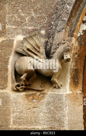 Dragon sculpté sur le mur de Fairford St Marys church extérieur. travail des tailleurs de pierre. Banque D'Images